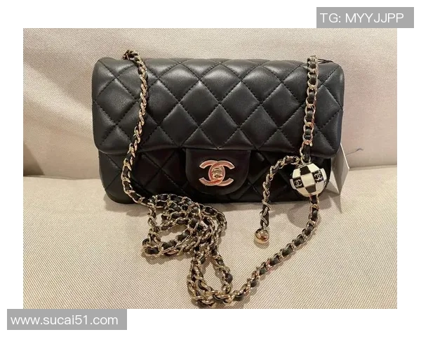 足球明星入场时携带奢华包包展现个性风格引发时尚热潮